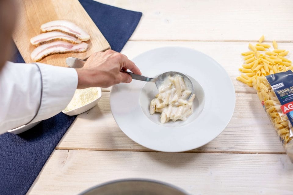 Mezze penne rigate with cheese, pepper and guanciale - Agnesi