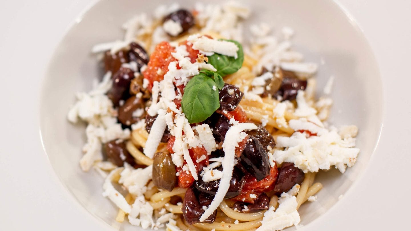 Spaghetti con olive taggiasche e pomodorini