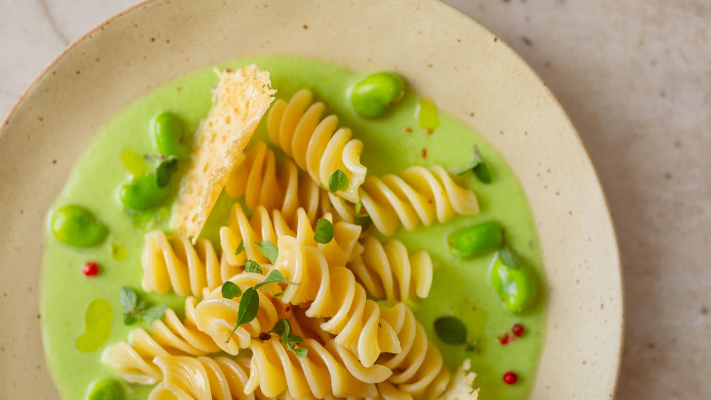 Fusilloni rigati con crema di fave alla maggiorana e cialdine di pecorino