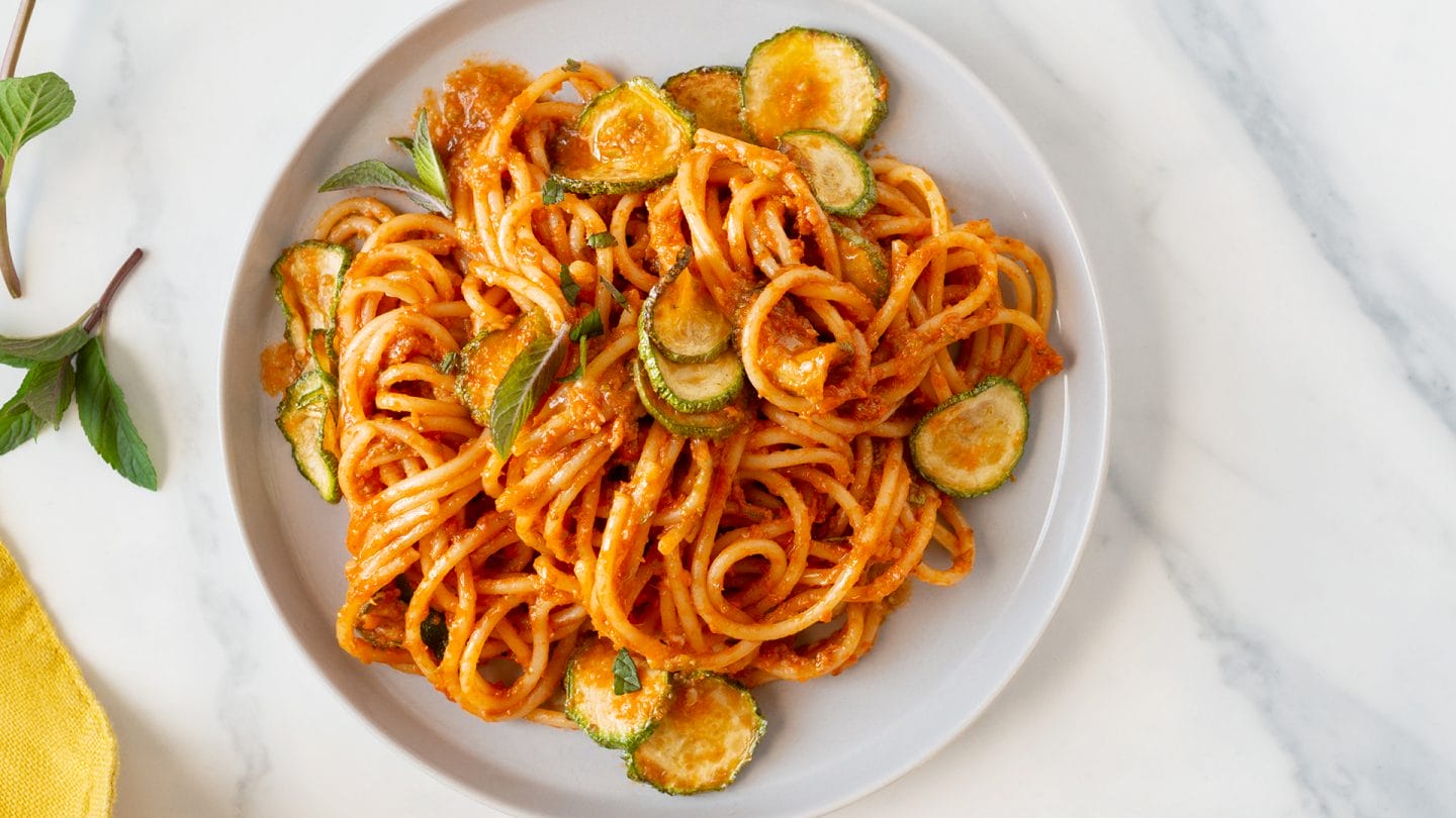 Spaghetti con zucchine croccanti, pomodoro e menta