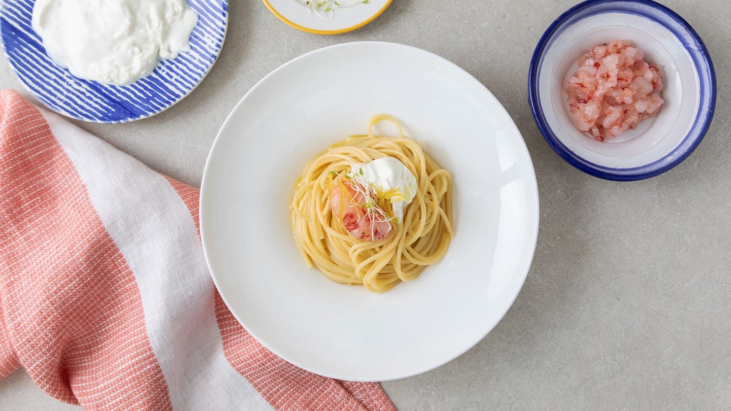 Spaghetti rigati con tartare di gambero rosso di Sanremo, burrata e limone caramellato