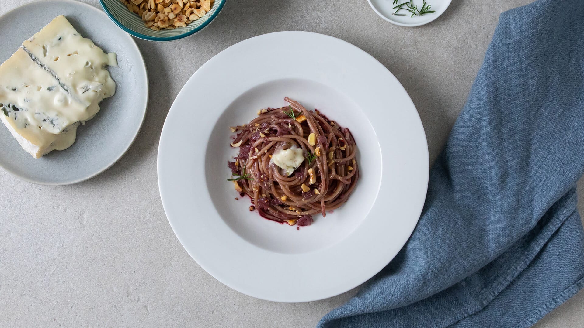 Spaghetti rigati al Barolo con crumble di nocciola del Piemonte IGP e cuore al Gorgonzola